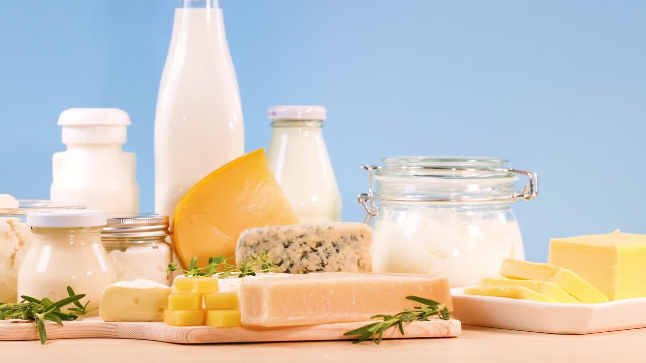 파란색 배경 에 전시 된 여러 가지 유제품