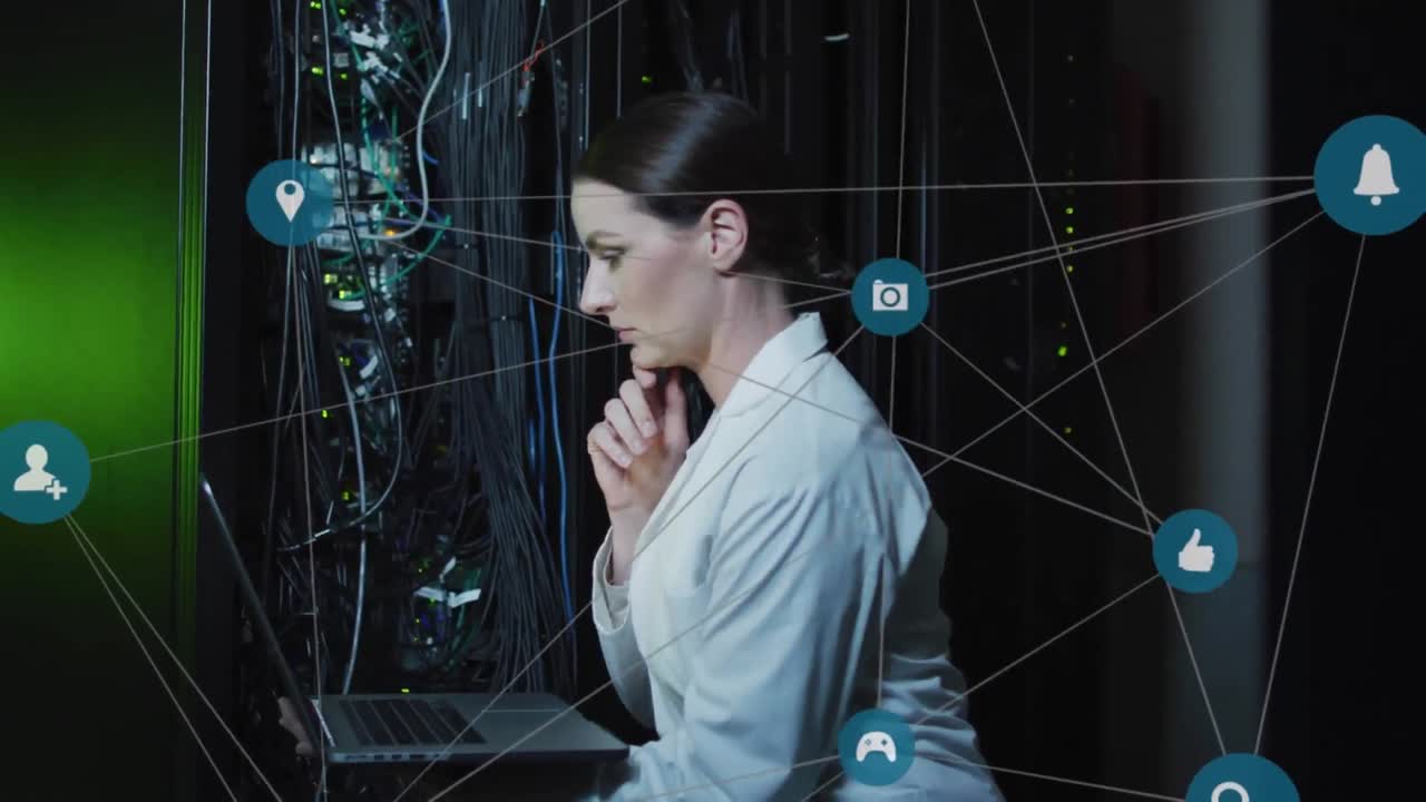 컴퓨터 서버에 의해 백인 여성 it 엔지니어에 대한 소셜 미디어 아이콘 네트워크의 애니메이션