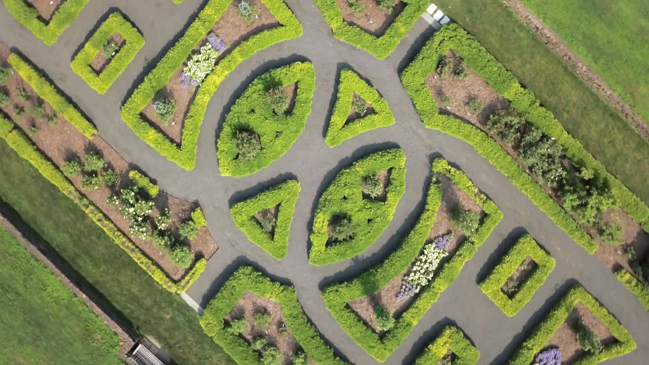 vista giratoria de arriba hacia abajo del parque verde simétrico y caminos
