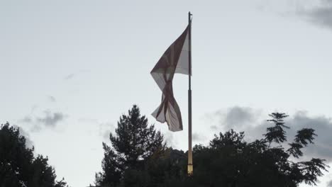 Puesta-De-Sol-Con-Suave-Viento-Que-Sopla-La-Bandera-De-Macedonia