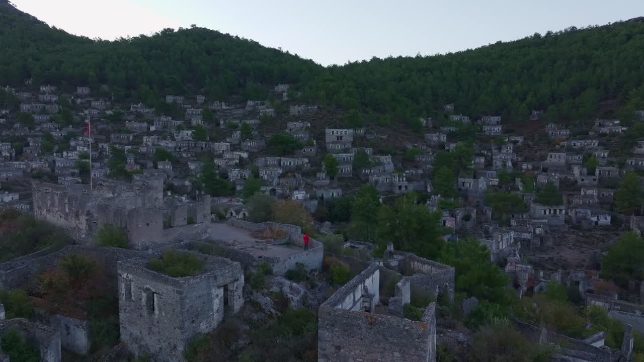 Esplorando la storica città abbandonata di Kayakoy in Turchia