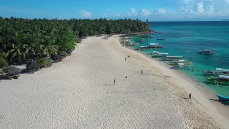 volando sobre la exótica playa blanca