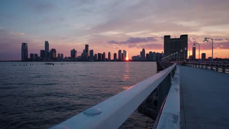 Puesta-De-Sol-De-Manhattan-Al-Atardecer,-Desde-El-Muelle-25,-Con-Cielo-Rosa-Naranja