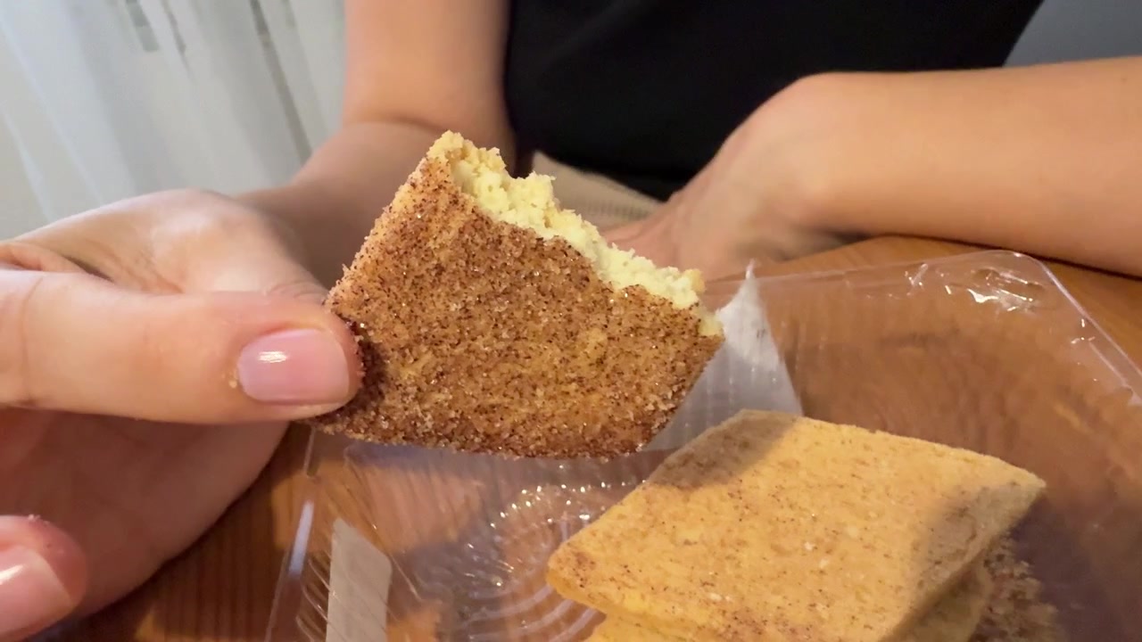 Persona sosteniendo una galleta de azúcar y canela