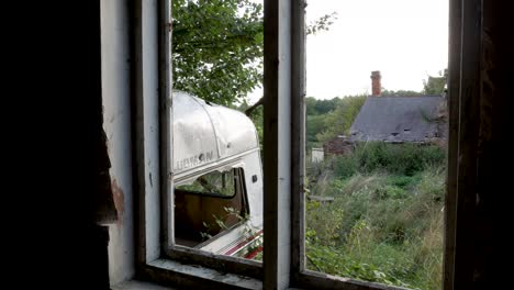 toma panorámica a través de la ventana de una casa abandonada.