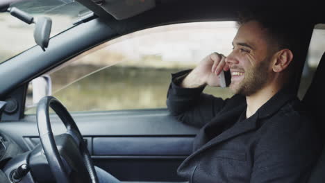 hombre hablando por teléfono mientras conduce
