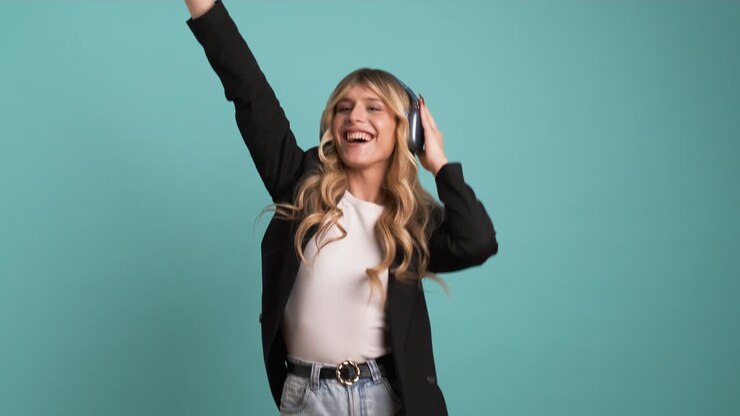 Donna d'affari transgender allegra che balla mentre ascolta musica