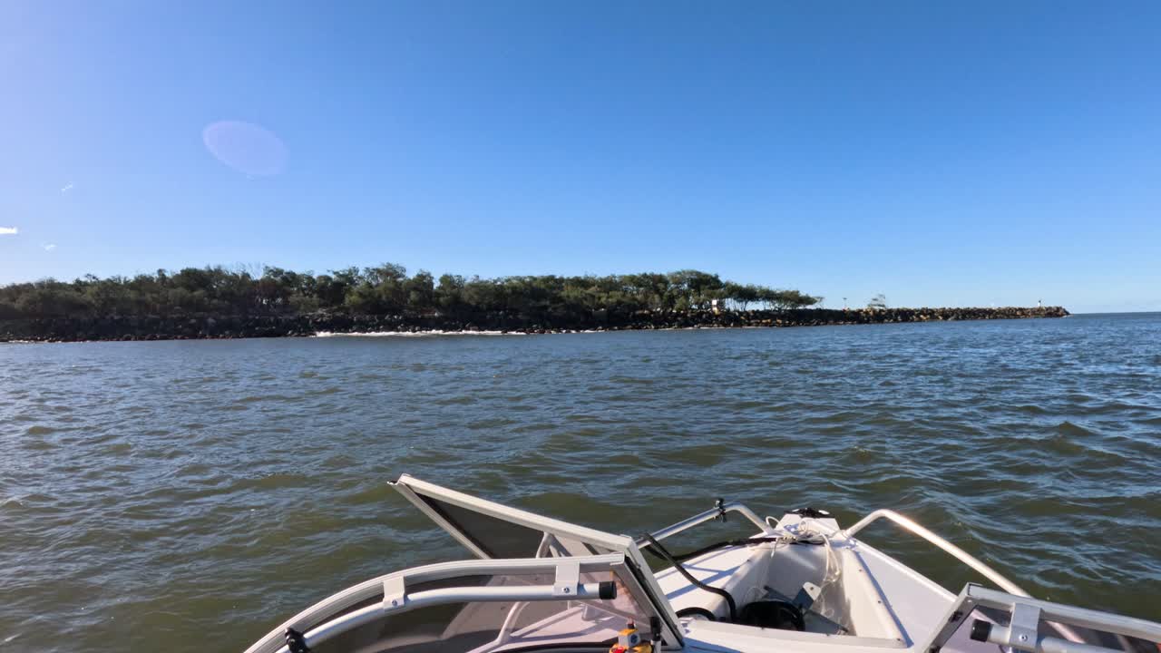 해안 경치가 있는 경치 좋은 보트 타기