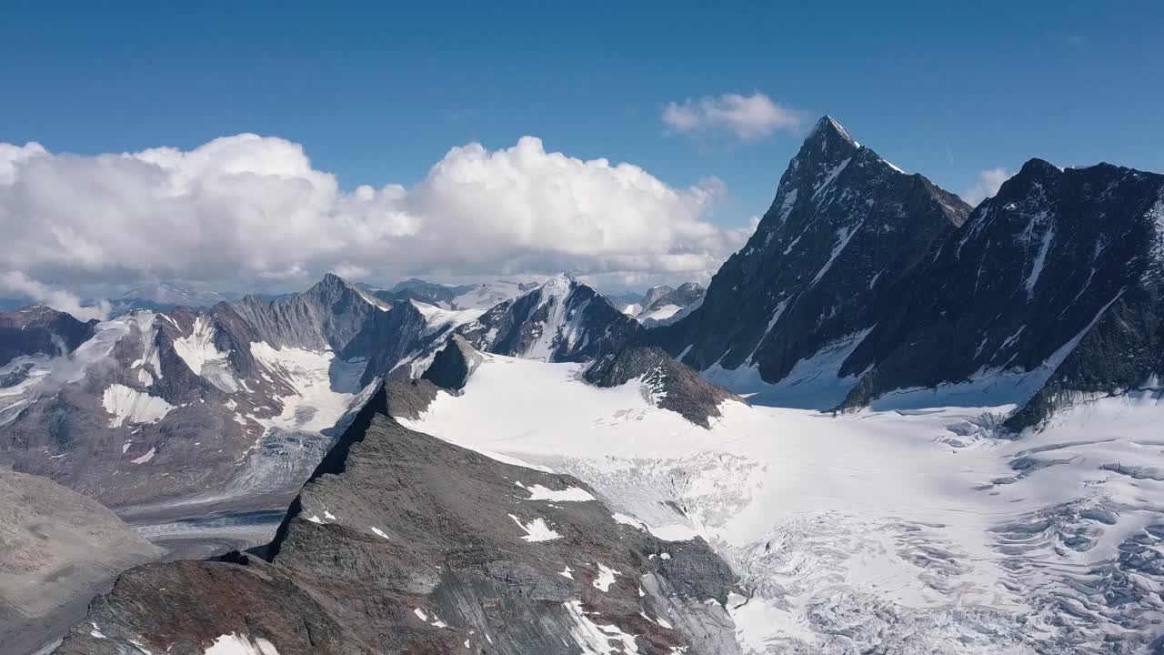 toma aérea de los alpes suizos en la región de berna con el pico finsteraarhorn en la cordillera de wallis.