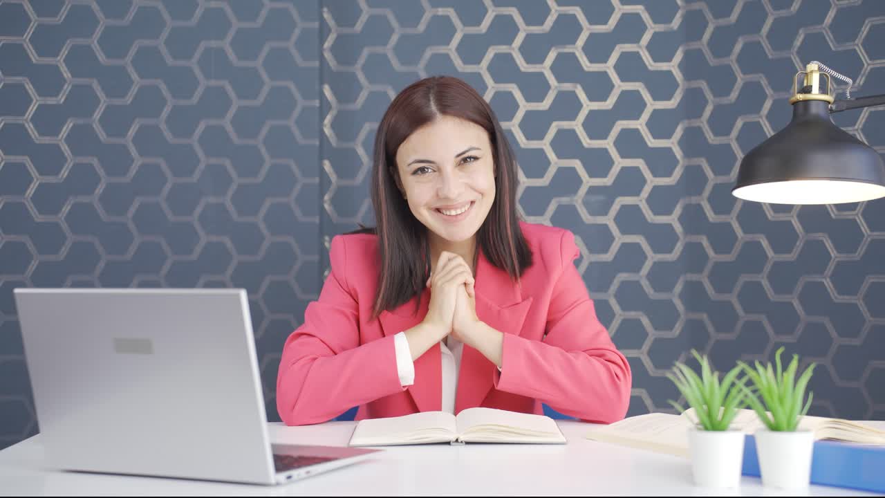 la joven mujer de negocios se regocija.