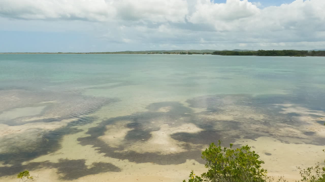 изрезанная береговая линия с тихим океаном в кабо-рохо, пуэрто-рико