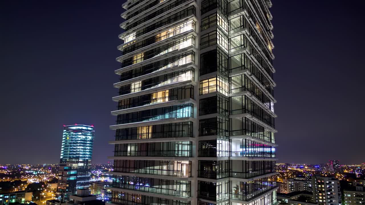 rascacielos moderno por la noche