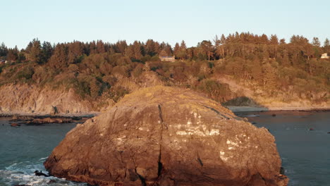 Rising-Pedestal-Shot-revealing-a-Beach-House-on-a-Rocky-Californian-Cliff