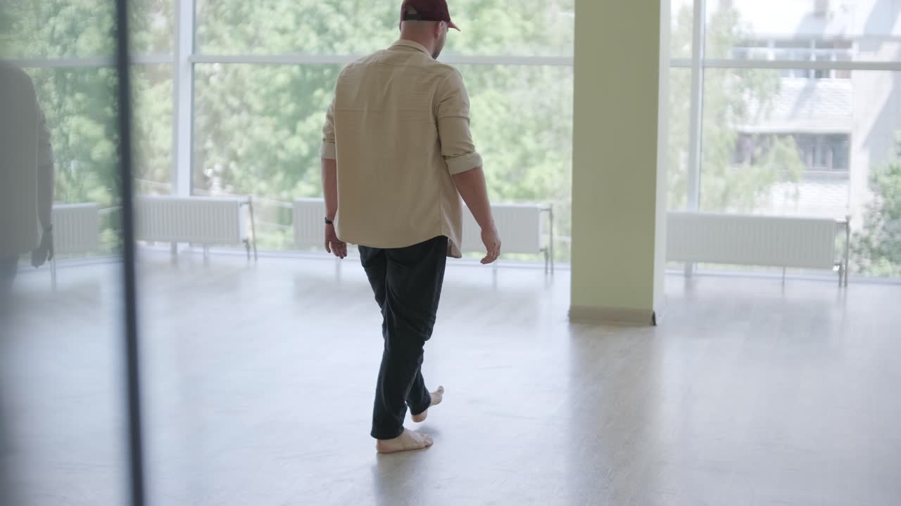 현대적인 스튜디오에서 브레이크 댄스를 하는 남자