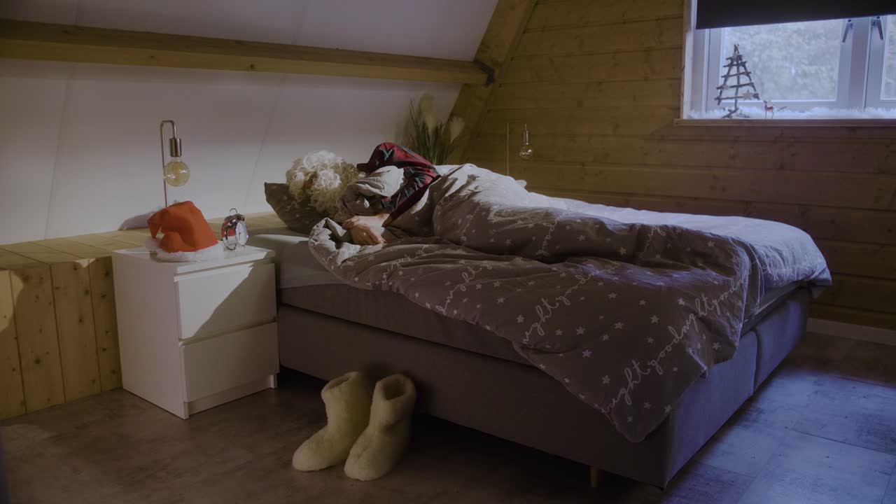 santa claus está durmiendo en su cama en invierno