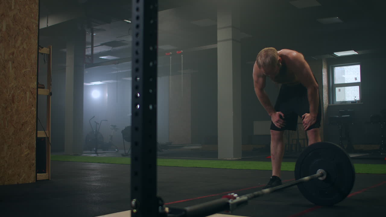 체육관 에서 집중적 인 운동 을 한 후 휴식 하는 지친 젊은 남자 들. 지친 남성 운동 선수 는 훈련 을 한 후 휴식 을 하고 있다. 체육관 에서 체육 을 한 후 얼굴 에서 물방울 이 흘러나오고 있다