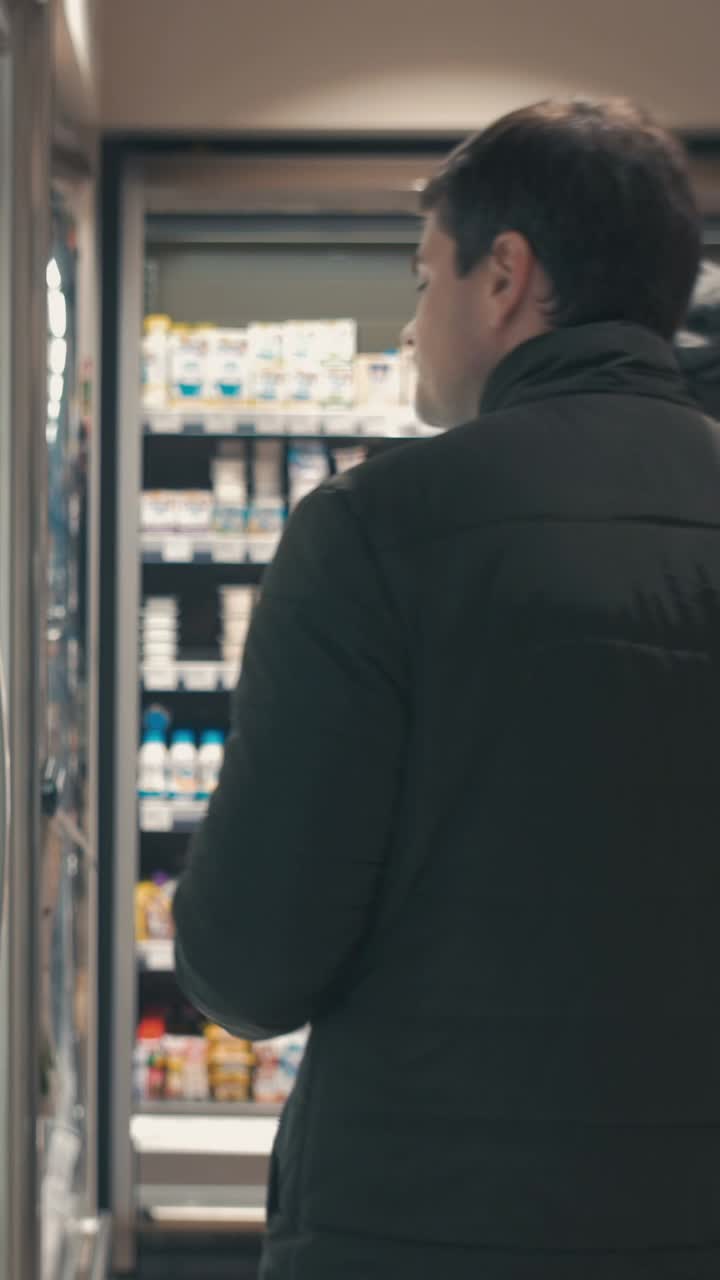 Persone che acquistano latticini in un supermercato