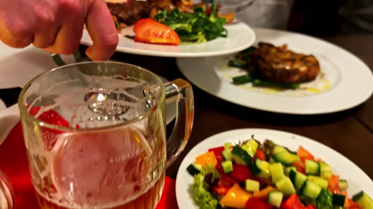 Nærbillede af en udskåret bøf serveret med cremet sauce, friske tomater og grønt. Ideel til madblogs eller restaurantkampagner