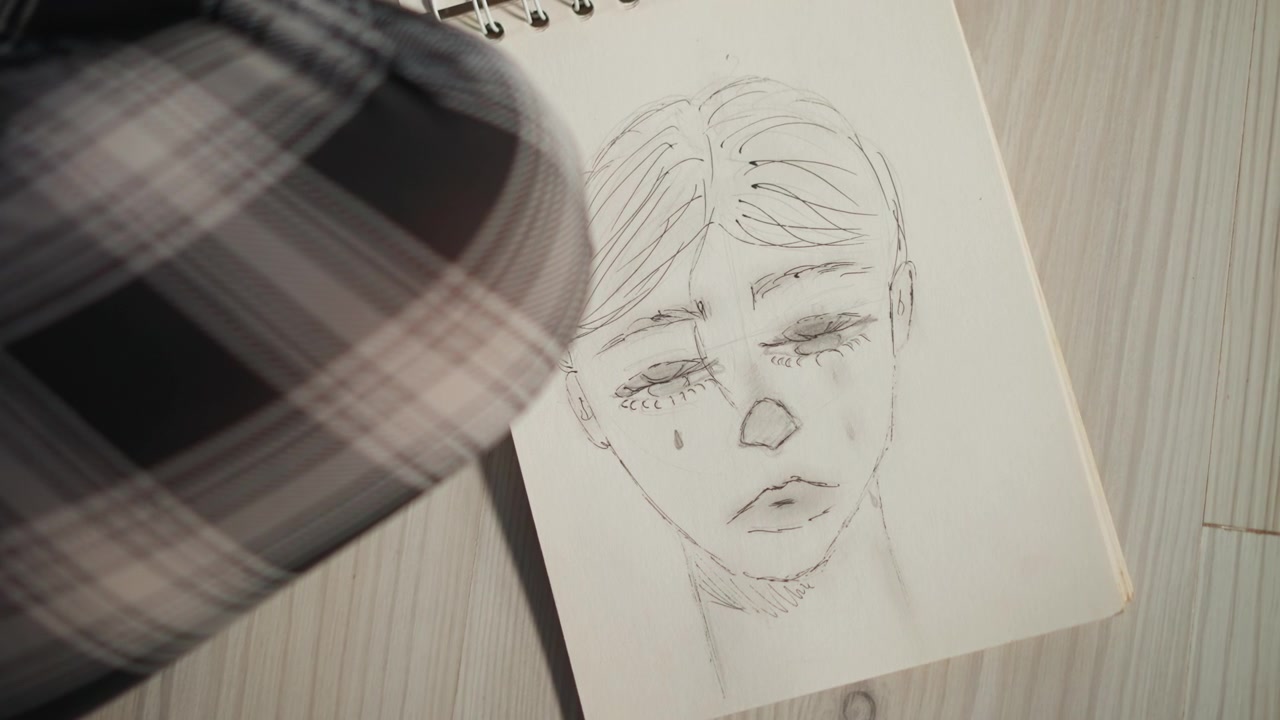 Retrato de caderno de esboços revelado sob xadrez, mapa facial pontilhado em tinta, close-up em mesa de madeira, gesto de mão obscurecendo ligeiramente o rosto, iluminação vintage melancólica, atmosfera de fortuna misteriosa