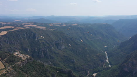 Impresionante-Vista-Aérea-Dentro-De-Una-Bandada-De-Buitres-Salvajes-Causse-Gorges-Du-Tarn-Francia