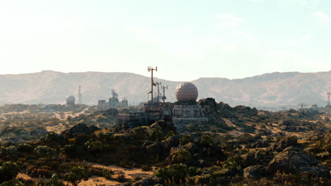 avanzada militar futurista en un paisaje desértico