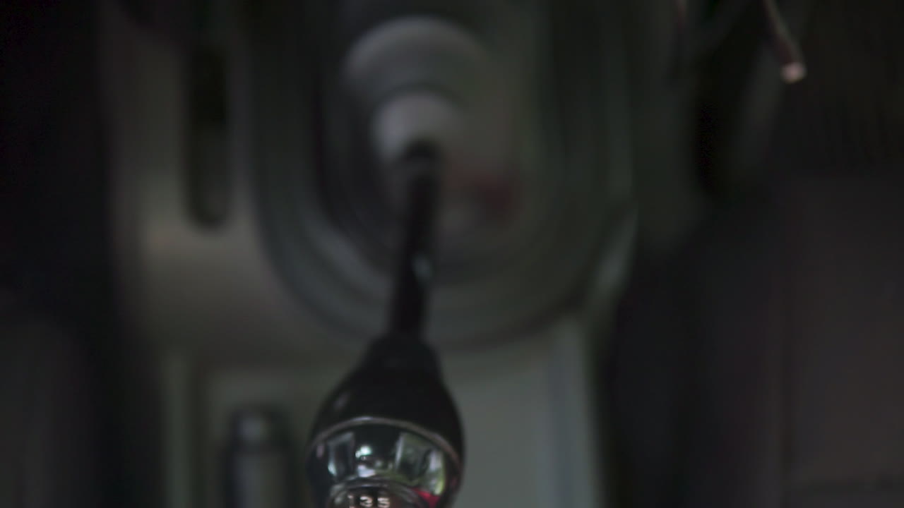 스틱 시프트 자동차에서 남자 변속 및 기어 변경