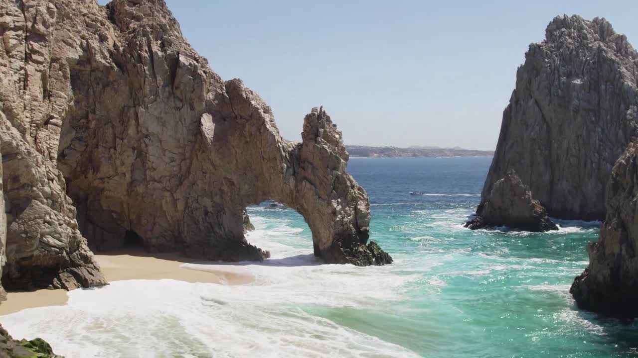 toma aérea de drones de olas rompiendo en acantilados marinos en cabo san lucas mexico-1