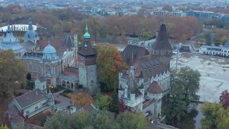 Vajdahunyad-Schloss-Luftbahnbewegung-Schuss,-Ungarn-Reiseziel-Attraktion