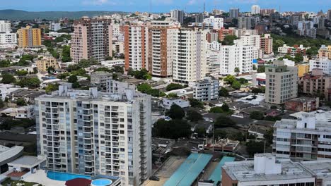 vista aérea de barranquilla, colombia, con varios edificios