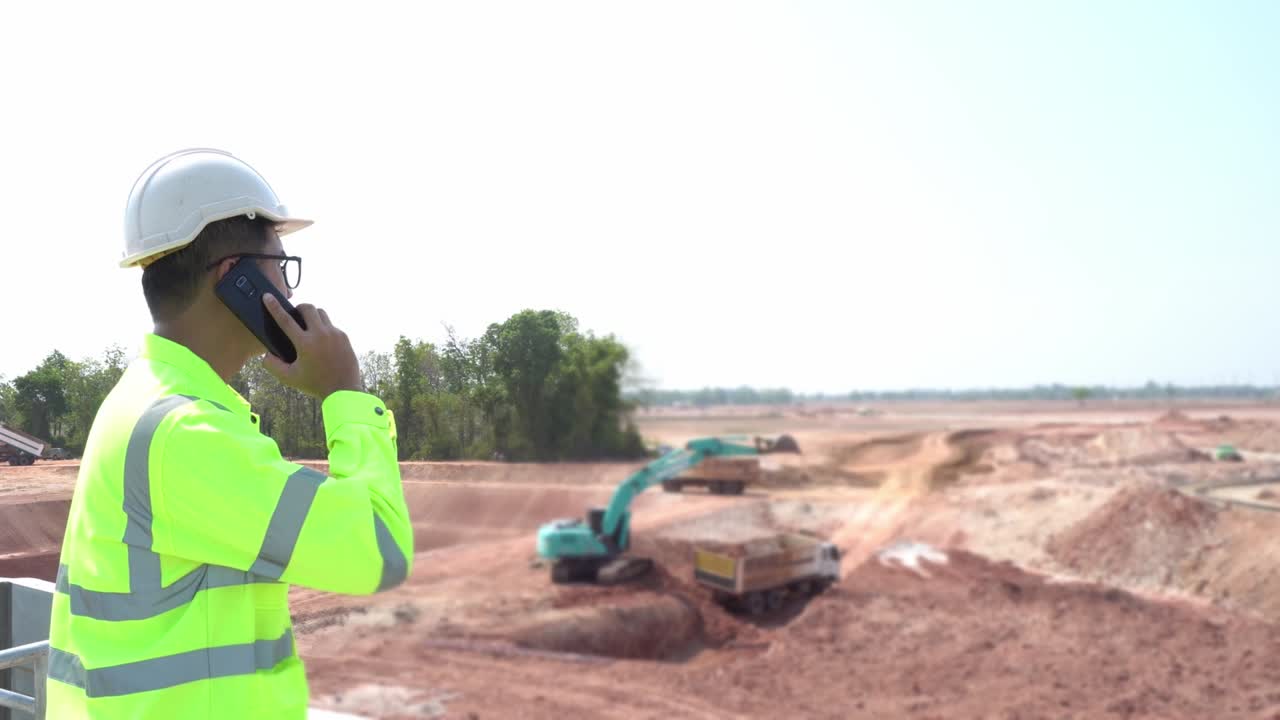 un ingeniero en un sitio de construcción.