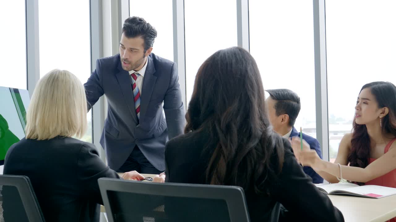 비즈니스 팀워크, 비즈니스 여성 이야기, 회의실에서 비즈니스 동료에게 보고서 프레젠테이션, 데스크에서 그린 스크린