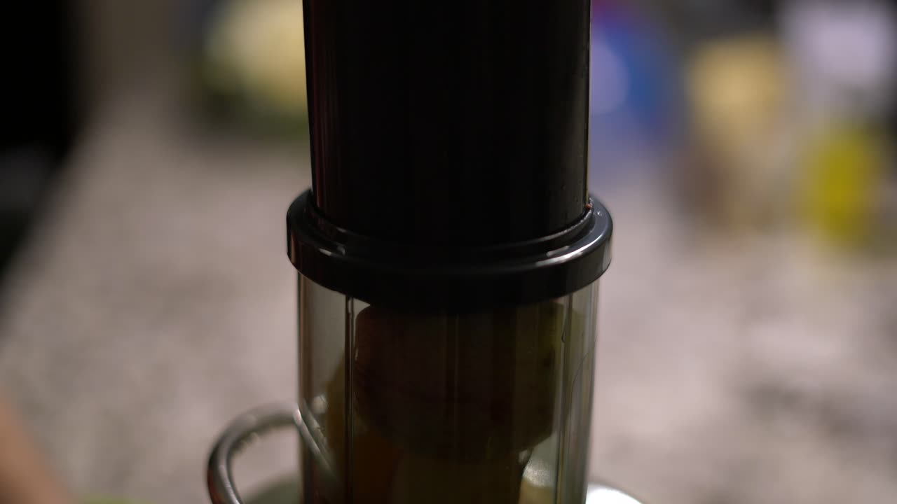 과일 주스를 만들기 위해 전기 주스기에 과일을 누르는 사람 - 건강한 신선한 과일 주스를 만들기 위해 전기 주스기에 과일을 밀어 넣는 백인 남성 손