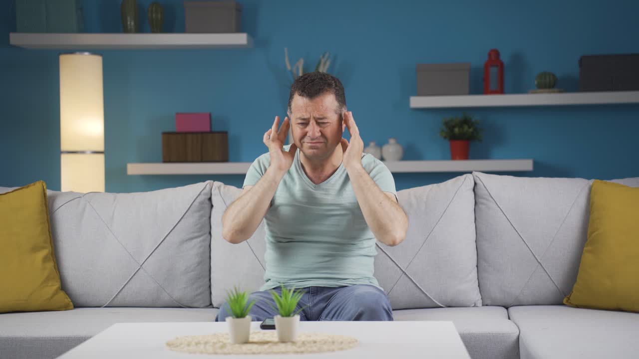 el hombre que es ofendido por su lenguaje.