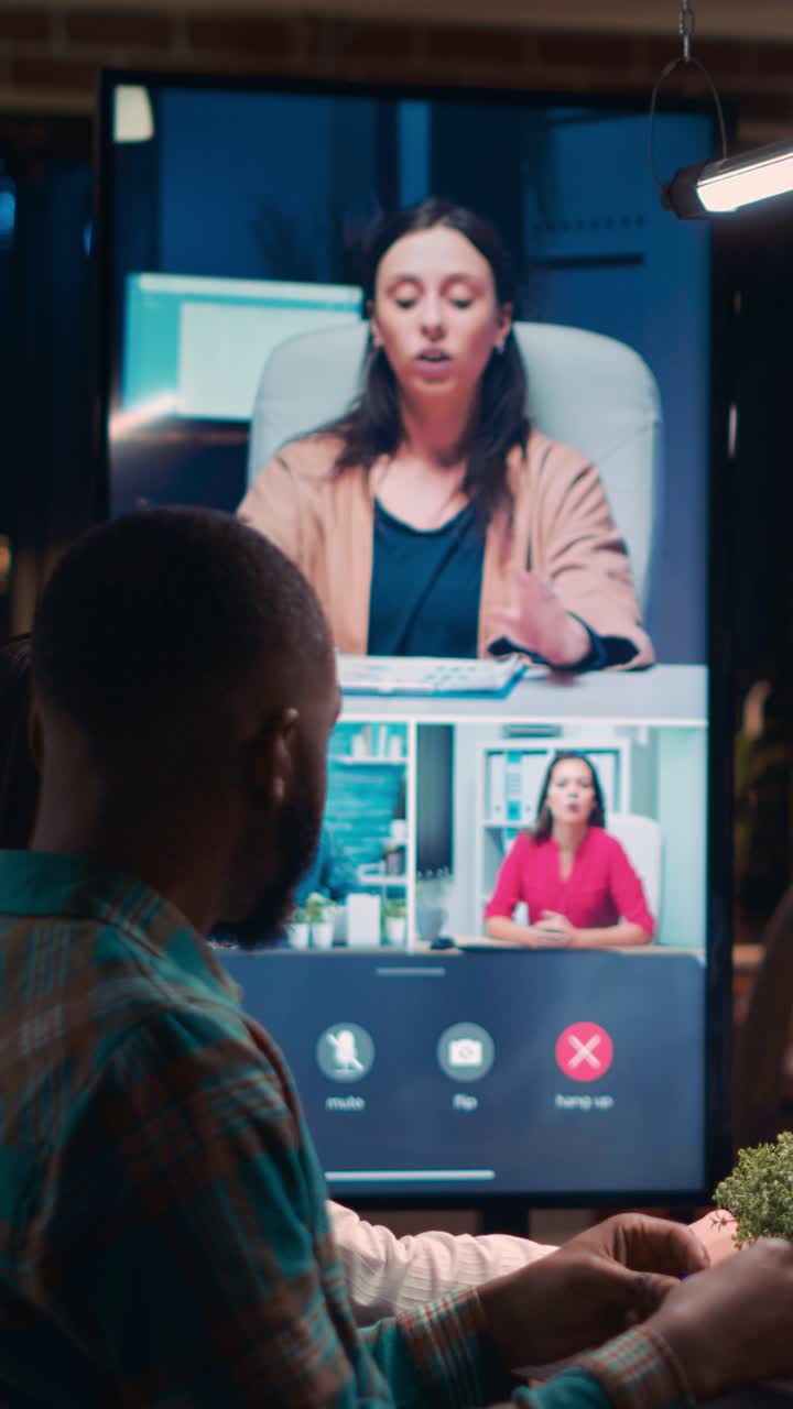 Video verticale: team di dipendenti che ascolta il project manager parlare in una videochiamata
