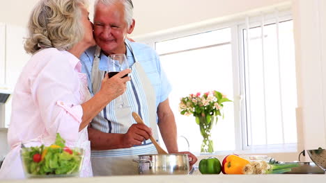 Älteres-Paar-Bereitet-Gemeinsam-Eine-Mahlzeit-Zu