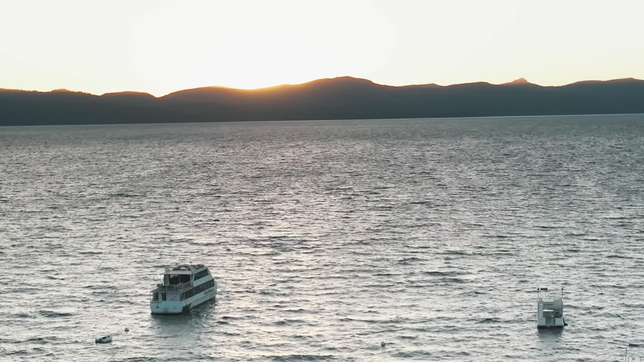 Esperienza di viaggio sul Lago Tahoe in Nevada e California durante il tramonto