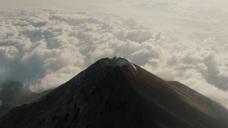 Volcán-De-Fuego-En-Erupción-De-Ceniza-En-Guatemala.-órbita-Aérea