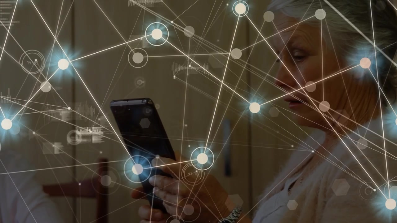 Animação de rede de conexões com processamento de dados sobre uma mulher caucasiana usando um smartphone