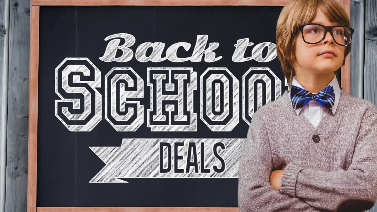 animación de texto de regreso a la escuela en la pizarra con un escolar sonriente