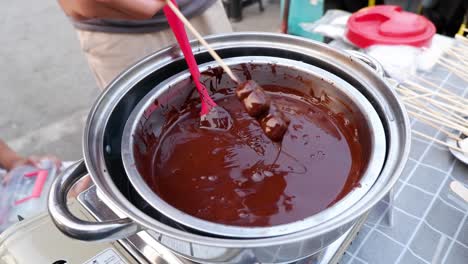 se agita y se sumerge en fondue de chocolate
