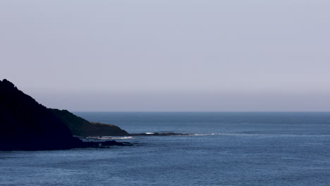 Slow-motion-movement-of-waves-crashing-against-a-rocky-cliff-in-the-sea