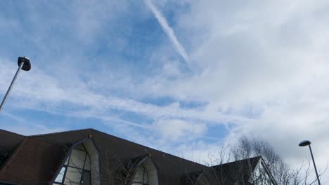 Breve-Lapso-De-Tiempo-Del-Cielo-En-El-Parque-Británico-Con-Nubes,-Aviones-Y-Senderos-De-Vapor