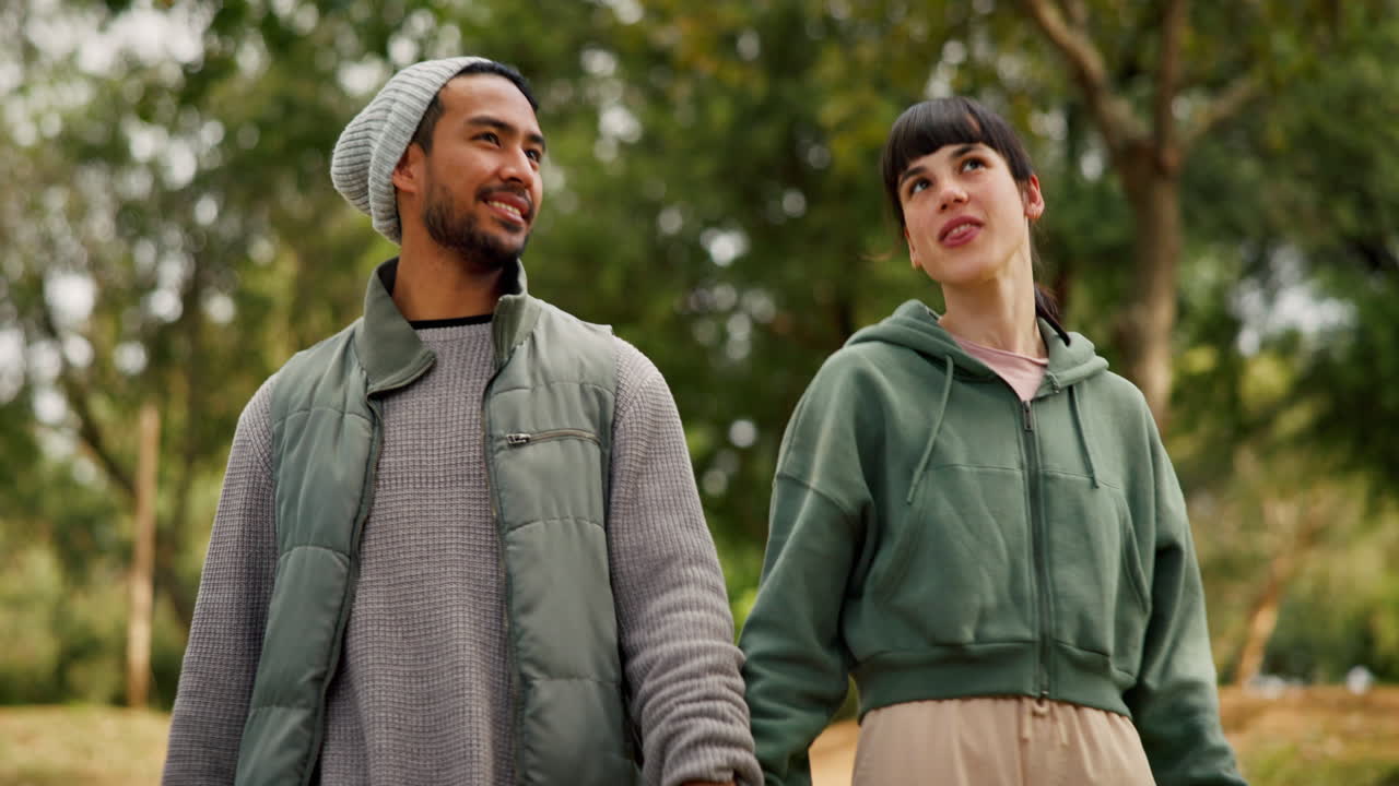 senderismo, naturaleza y viajes con una pareja sosteniendo