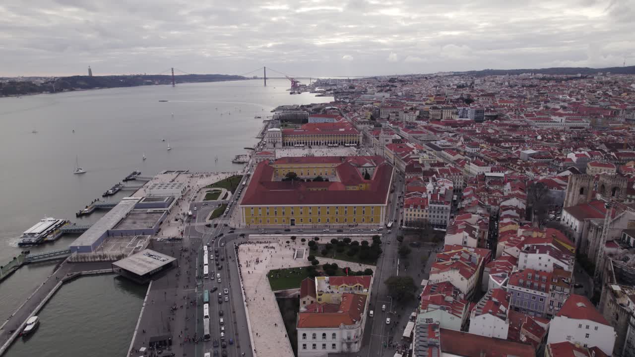 Ripresa aerea panoramica del centro storico di Lisbona.
