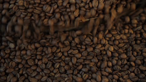 Kaffeebohnen-Mischen-Sich-Nach-Dem-Rösten-Auf-Kühlplatte,-Nahaufnahme-Von-Oben-Nach-Unten,-Dunkel