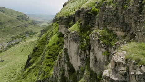 acantilados rocosos escarpados en el río que fluye de mtkvari cerca de la fortaleza de khertvisi en meskheti, georgia