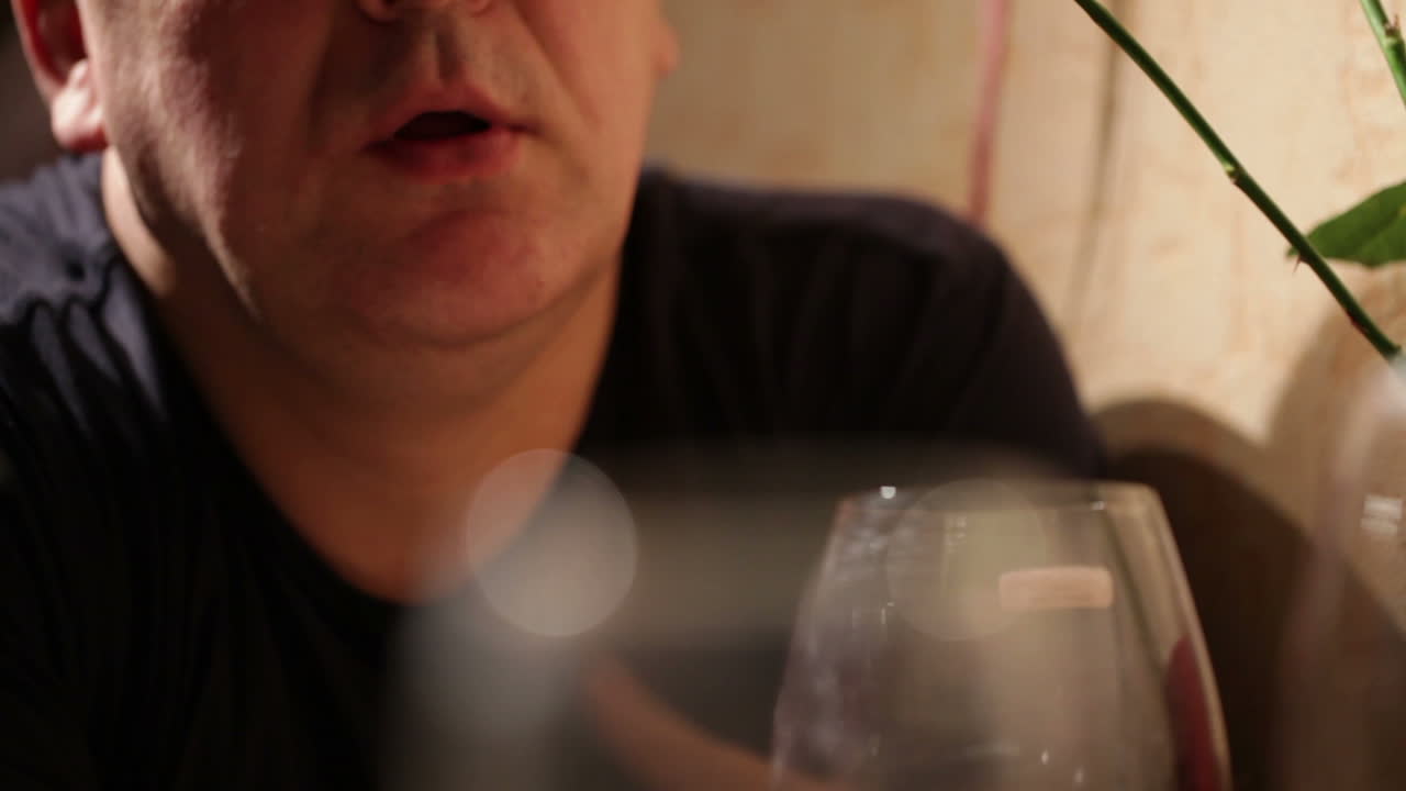 중년 남자가 점심시간에 가까이에서 얘기하고 있다.