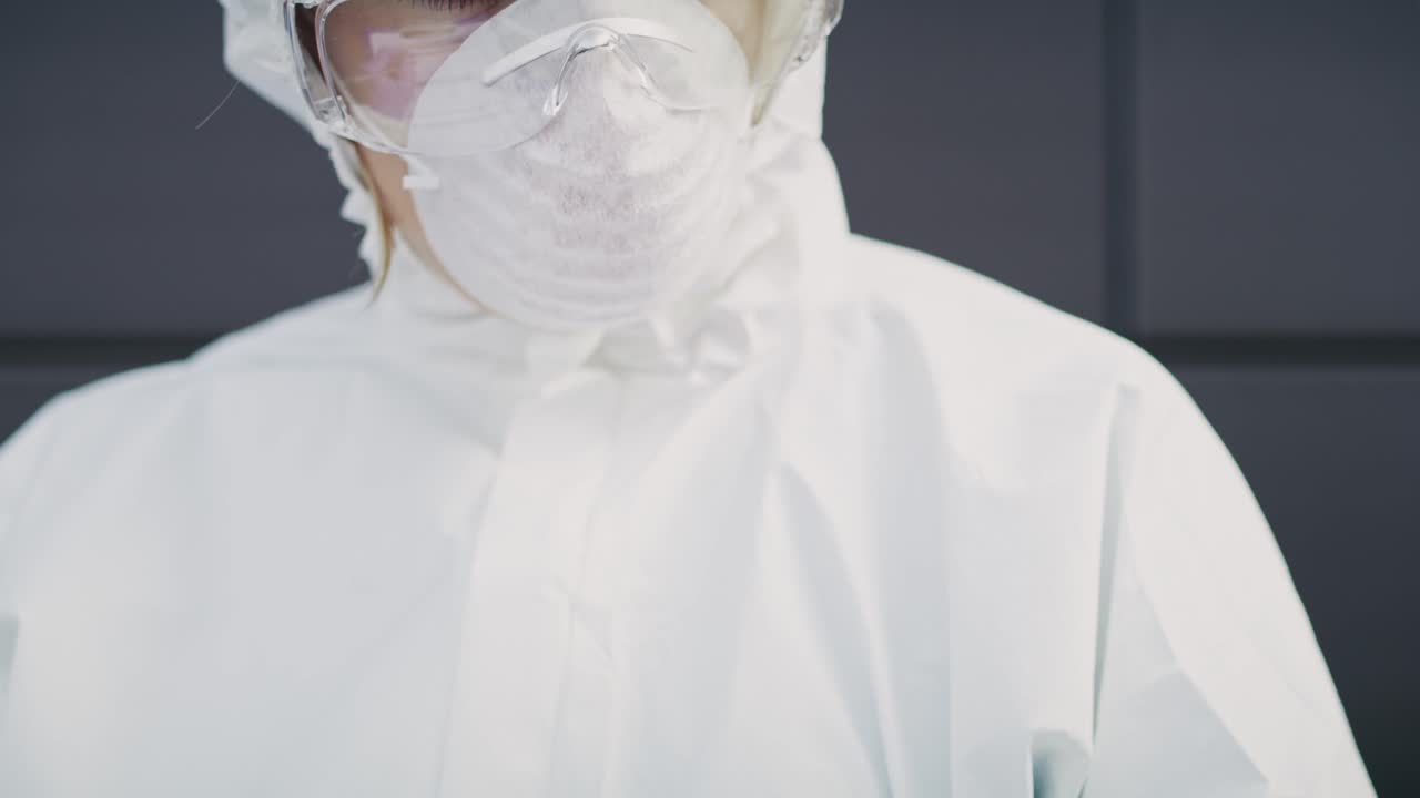 la inclinación de dos técnicos con el documento