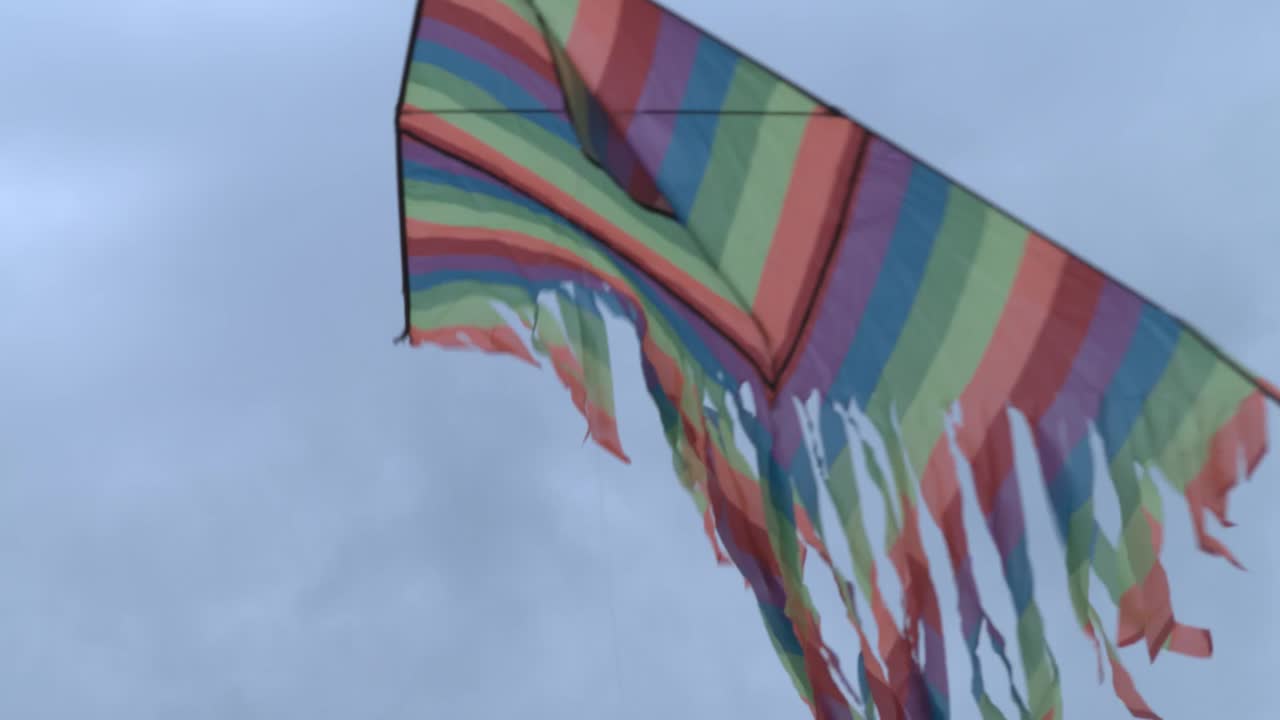 cometas coloridos volando en el cielo