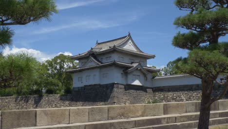 sengan-yagura turret at osaka castle park in daytime in osaka, japan. - wide shot